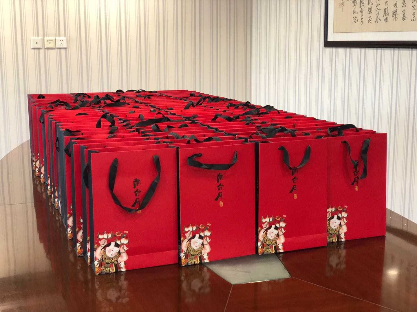 公司为全体员工发放中秋礼品